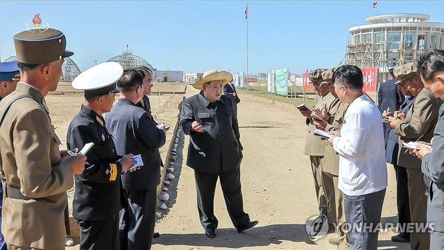 김정은, 대형 온실농장 건설 막바지 현장점검…