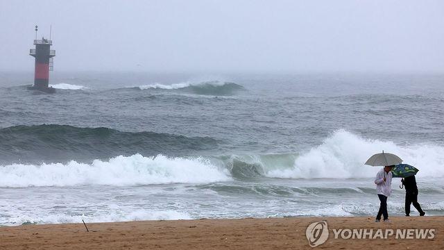 [날씨] 전국 흐리고 곳곳 비…남부지방 돌풍에 천둥·번개