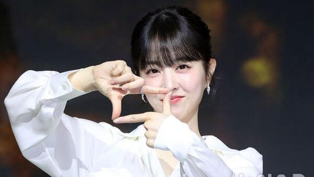 협찬 브랜드 스타킹 때문에…박보영, 유방암 행사서 제지당해