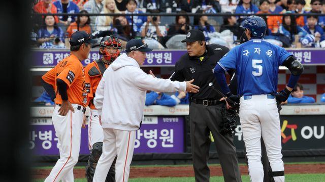 공 하나 던지는데 6분 30초 걸렸다, 폰세-구자욱에 감독들까지 흥분시킨 '고의 지연' 뭐길래 [PO1]