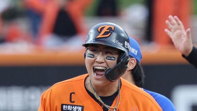 '예상 깬 난타전' 한화, 1차전서 삼성에 9-8 진땀승…가을야구서 7년만에 승리[PO]