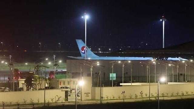 [속보] '캄보디아 구금' 한국인 64명 송환...전세기 인천공항 착륙