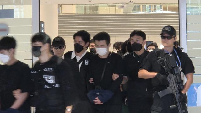 양손 수갑에 고개 숙여...‘캄보디아 구금’ 64명 도착 [현장, 그곳&]