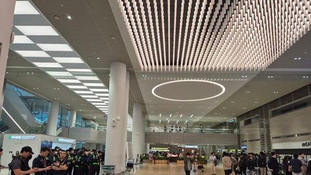 '캄보디아 구금' 한국인 64명 인천공항 도착…호송 예정