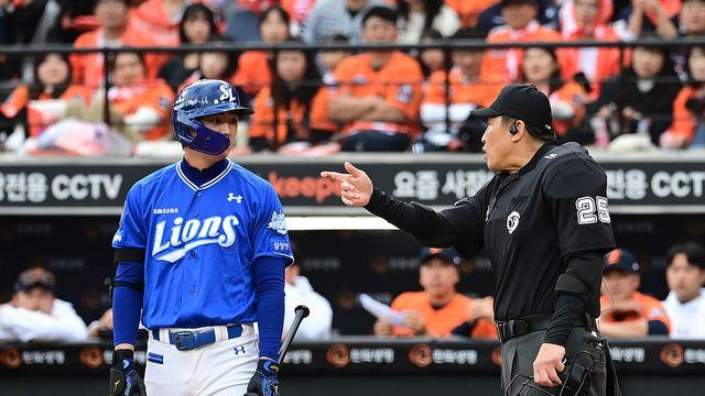 '5분 넘게 공 하나 안 던지고 뭐해?' 폰세-구자욱 피치클락 신경전 발발→대결 결과는 희생타 [PO1 라이브]