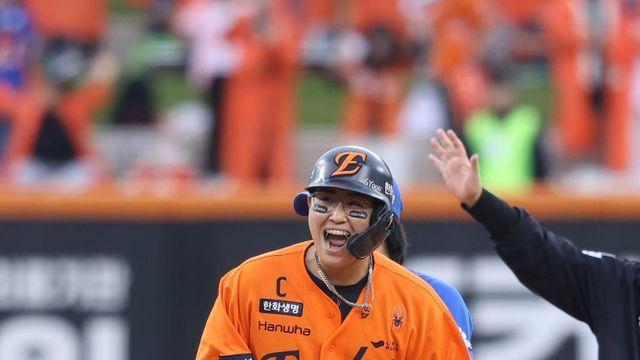 ‘주장’이 해냈다…한화 채은성, 3안타 3타점 맹활약으로 PO 1차전 승리 견인
