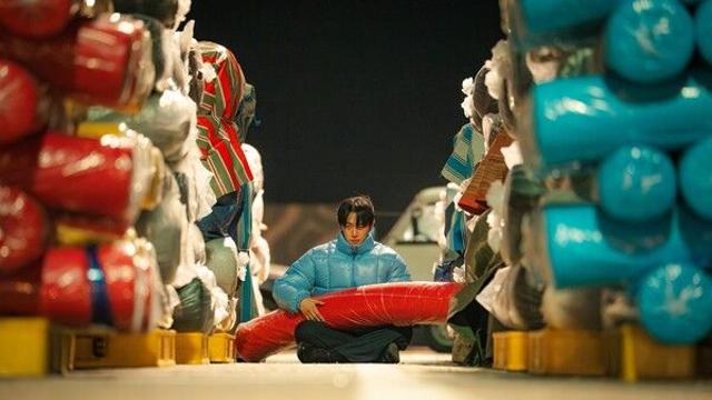 이준호, 이번엔 ‘태풍의 밤’이다…“아무도 못 가져가” 원단 지키는 열혈 투혼(‘태풍상사’)