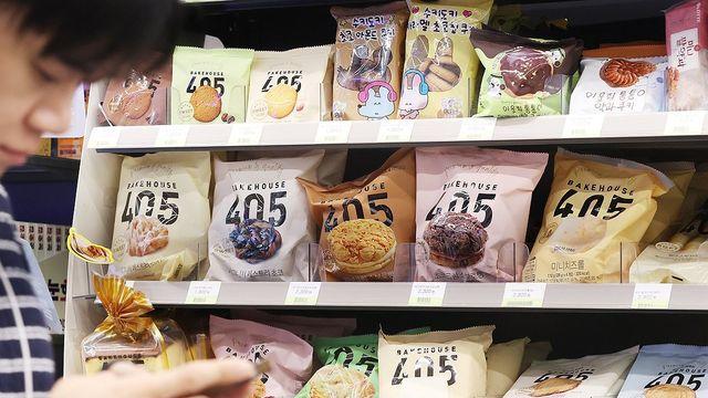 의류 만들고 해외 가고…유통업계 PB 상품 '춘추전국시대'