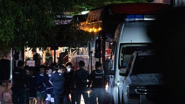 캄보디아에서 구금된 범죄자들 공항이동 사진