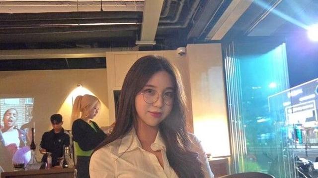 치어리더 김현영, 단추로 겨우 잠궜다…'숨멎' 오피스룩