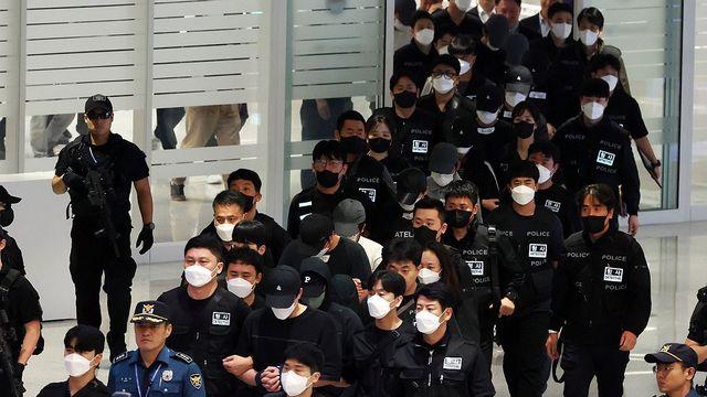 '캄보디아 구금' 한국인 64명 송환…수갑 채워 경찰 압송(종합2보)