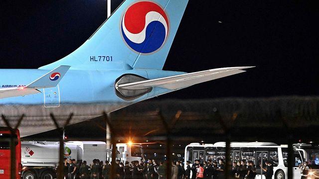 [1보] '캄보디아 구금' 한국인 64명 송환…전세기 인천공항 착륙