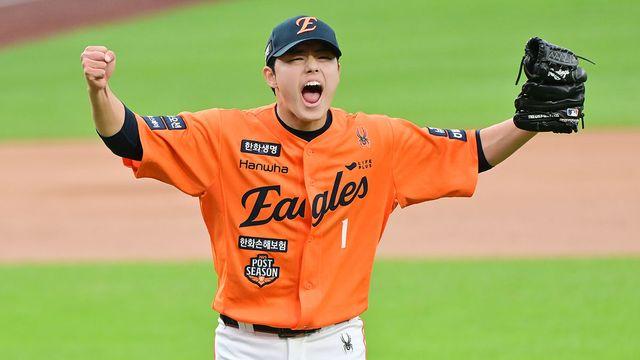 '불펜 문동주' 한국신기록 세웠다! '161.6km/h' 쾅!…7회 구원 등판 PS 데뷔→2이닝 4K 무실점+데일리 MVP [PO1 라이브]