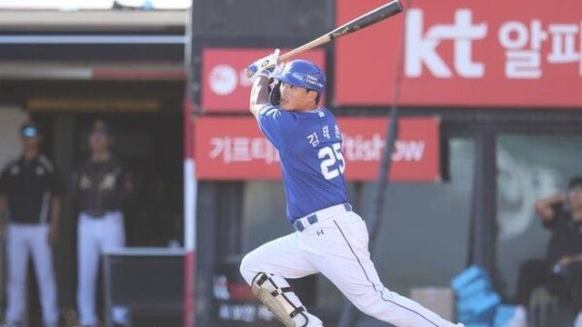 [STN 현장] '쾅!' 삼성 김태훈, 폰세 154km 패스트볼 직격…몬스터월 넘기는 벼락 같은 솔로포