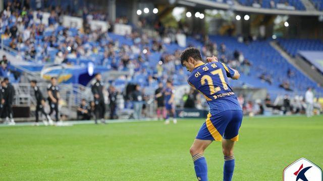 이청용, 두 번이나 '신태용 저격' 골프 세리머니…울산, 진실공방 속 광주 2-0 제압→사령탑 떠나자마자 승전고