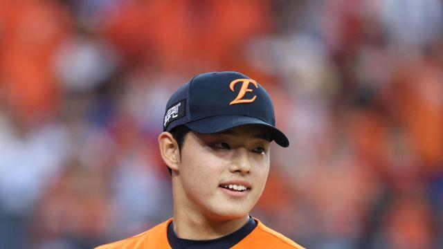 “나한테 왜그래” “동주는 동주” “네가 최고다” 한화 문동주의 KBO PS 최고 구속 지켜본 선수들의 반응