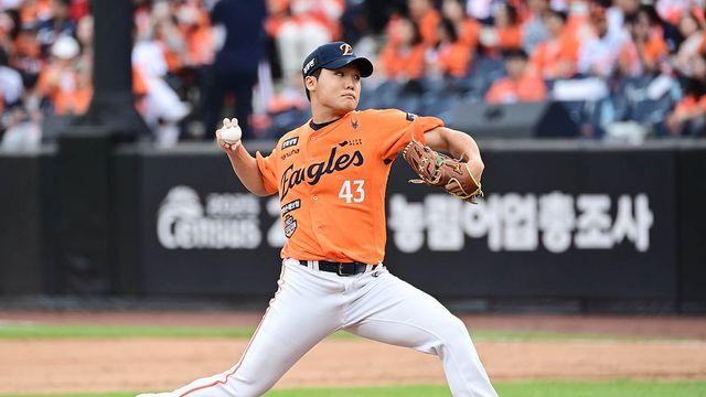 '직구직구직구직구' PS 데뷔전부터 만루 위기 탈출 위력투…'역시 슈퍼루키' 정우주, 압도적 구위 가을에도 통했다 [PO2]