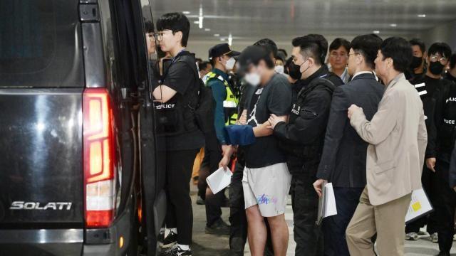 송환된 64명 중 첫 구속영장 신청…경찰, 나머지 신병처리 오늘 밤 결정
