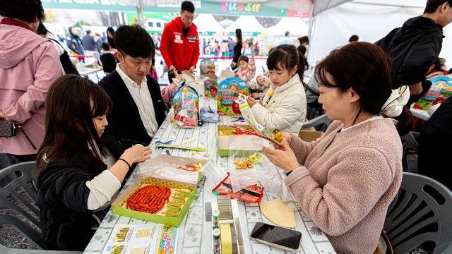 양구 3대축제 중 하나인 펀치볼 시래기사과 축제 31일 '팡파르'