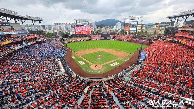1초 만에 매진된다더니…빈자리? KBO PS에는 없다→가을야구 29연속 매진+누적 관중 17만 돌파 [PO2]