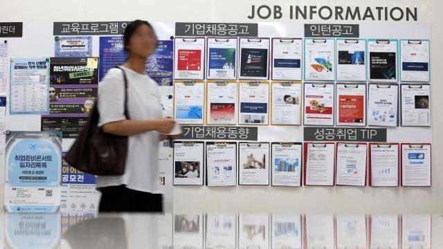 청년고용률, 17개월 연속 하락세…'글로벌 금융위기' 이후 최장 기록