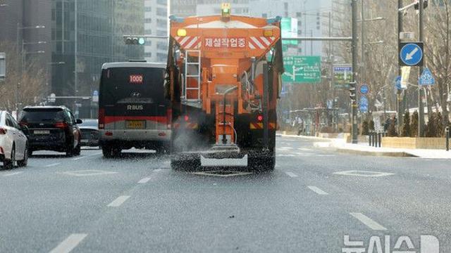 폭설에 도로 안전 지키자…서울시, '제설 신기술' 공모