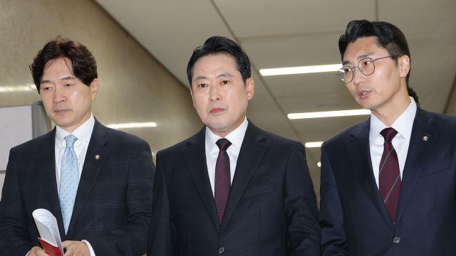 장동혁, '내란수괴' 윤석열 면회 파장…당내서도 반발 