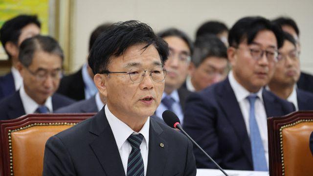 산업은행 회장 '명륜당 대부업 의혹'에 