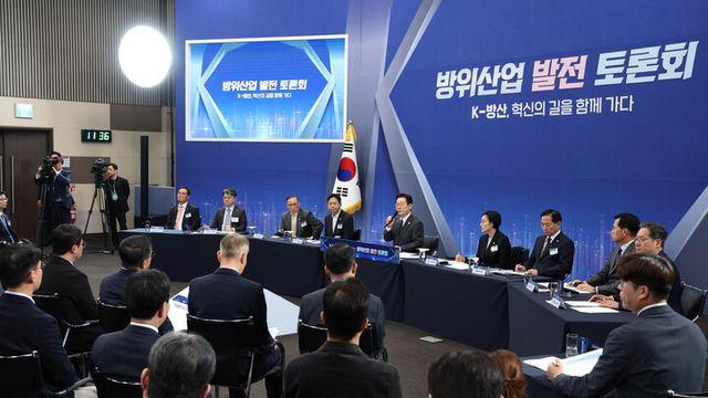 이 대통령 “국방비 대폭 늘릴 생각”