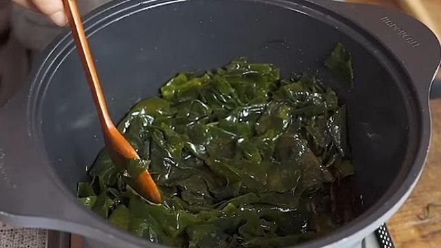 몸을 뜨끈하게 해주는 미역국, '이것' 넣으면 완전 보양식이 됩니다