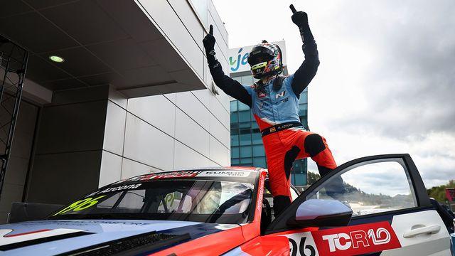 국내 최초 TCR 월드투어 개최한 현대차… 우승컵 들어올렸다