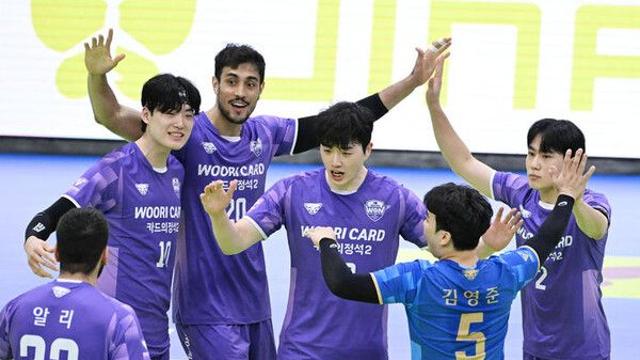 '아라우조 23점' 우리카드, 남자배구 개막전서 한전 3-0 완파