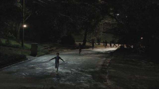 팝콘 먹으며 영화보는 관객들을 정확히 조준하는 ['웨폰']의 공포
