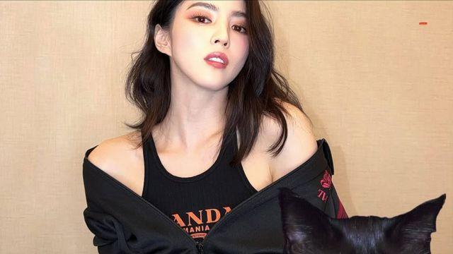 한소희, ‘고양이상’의 정석…몽환적 셀카 공개 [AI포토컷]