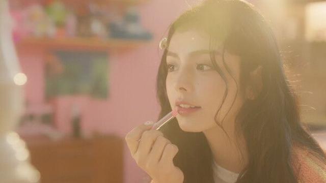 아이사, 신곡 뮤비서 '로즈핑크 빛' 데뷔서사 공개…'반짝임·화사함의 일상조각'