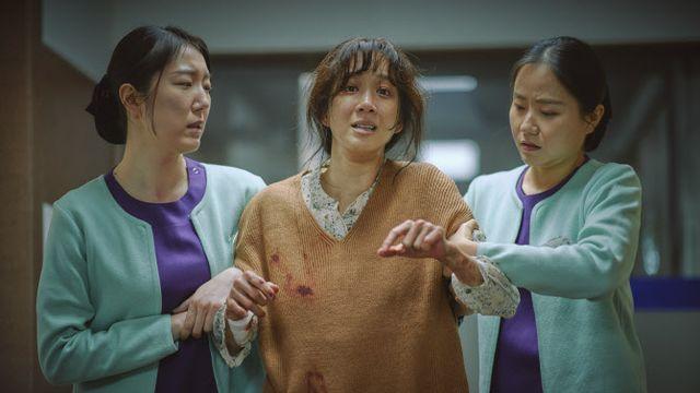 '하얀 차를 탄 여자' 정려원·이정은 투톱 연기 차력쇼…스크린 꽉 채운다