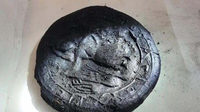1200년간 땅에 묻혀있던 빵…’예수’ 모습 새겨져