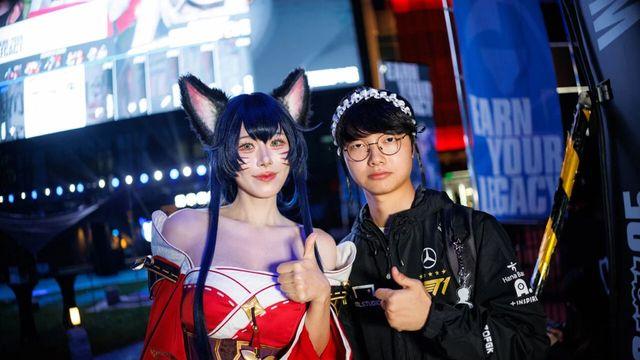 화제인 페이커 코스프레