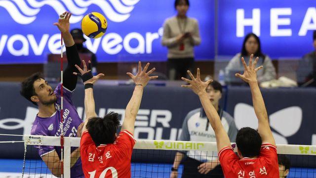 [SD 수원 라이브] ‘아라우조 23점 폭발’ 우리카드, 개막전서 한국전력 3-0 완파하고 새 시즌 산뜻한 출발