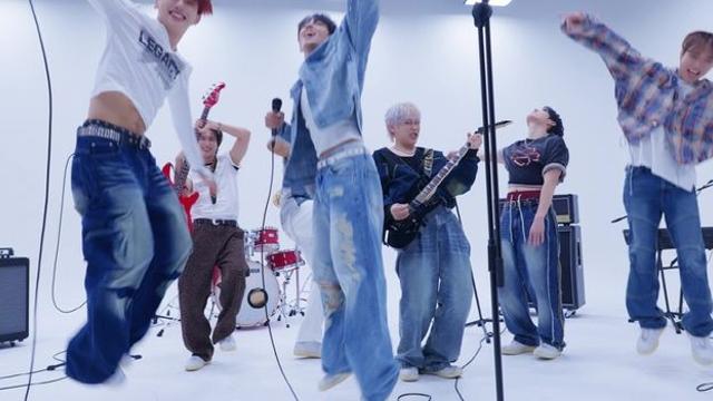 '23일 컴백' 다크비, 신곡 'lrony' 뮤비 티저 오픈…기대감 최고조