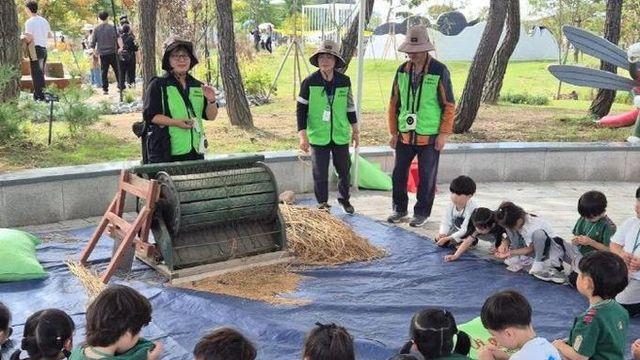 평택시, '농업생태원 벼 탈곡 체험', 도시민과 농업이 가까워지다