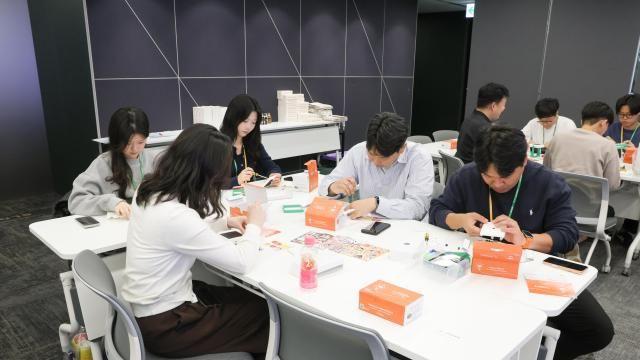현대엘베, 해외 전력 소외 이웃에 '태양광 랜턴' 기부