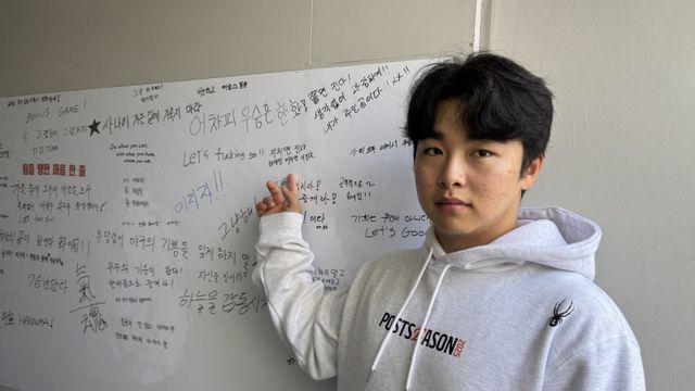 “지치면 진다, 미치면 이긴다”·“하늘을 감동시켜라” 화이트보드에 새겨진 한화의 우승 의지 [PO]
