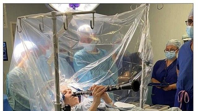 파킨슨병 환자, 뇌수술 중 클라리넷 연주…이게 가능해?