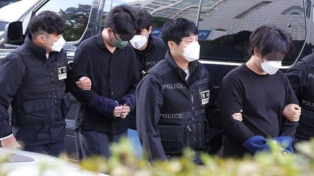 캄보디아 송환 피의자 10명 영장실질심사 출석…취재진 질문에 '묵묵부답'