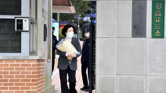 '父 살해' 재심 무죄받은 무기수 김신혜…2심도 진실공방
