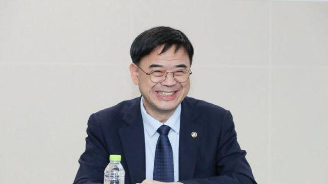 “집값 떨어지면 사라”던 국토차관, ‘5억차익 갭투자’ 논란