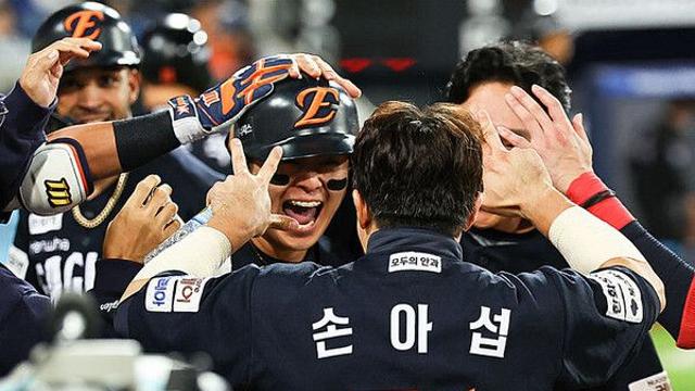 냉·온탕 오간 한화 노시환, 3차전 결승 홈런으로 해결사 등극[PO]