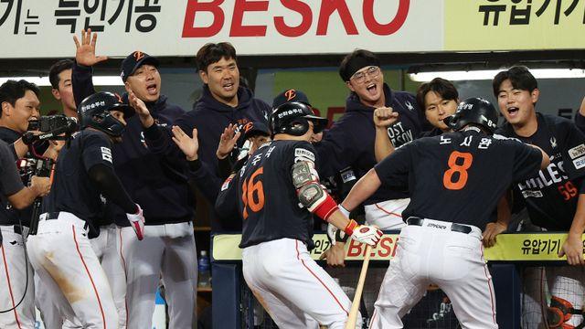 류현진 무너진 직후...노시환이 쏜 레이저→한화 이글스 5-4 재역전 [PO3]