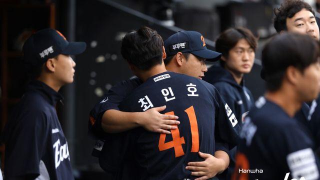 이도윤 적시타 치고 최인호는 호수비...김경문 감독 '변칙' 카드, 모두 통했다 [PO3]
